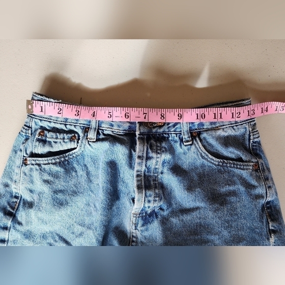 Pull & Bear Women's Denim Shorts Size 6. - Picture 4 of 7